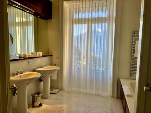 Royal Suite | Bathroom | Separate tub and shower, free toiletries, hair dryer, bathrobes