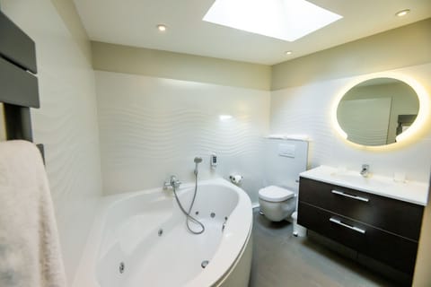 Room (Loggia) | Bathroom | Free toiletries, hair dryer, slippers, towels