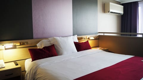 Family Room | Minibar, in-room safe, desk, blackout drapes