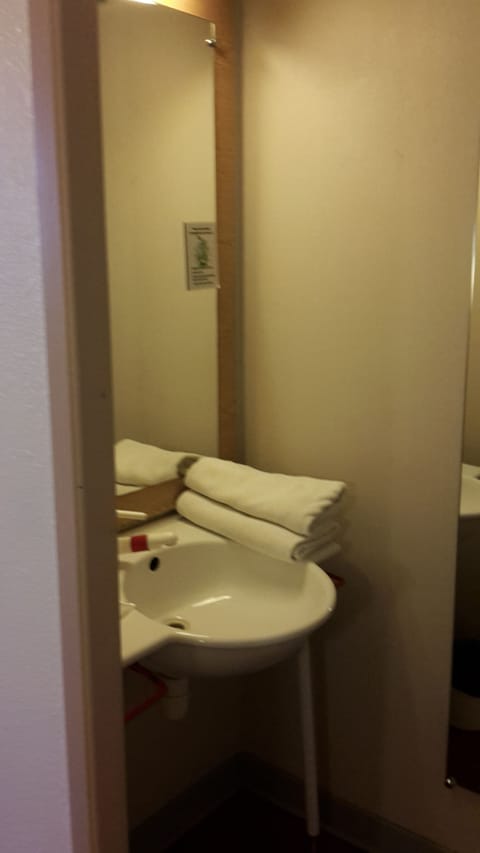Economy Double Room | Bathroom | Shower, towels