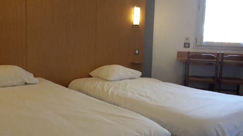 Standard Twin Room | Desk, laptop workspace, blackout drapes, soundproofing