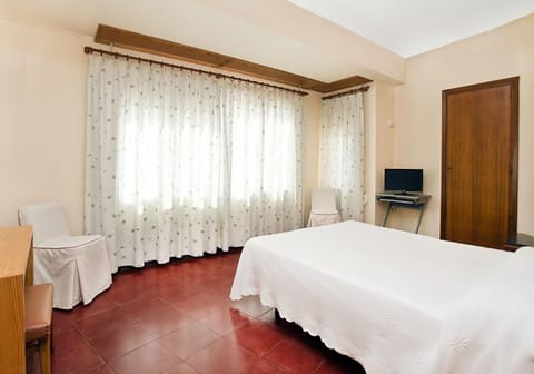 20 bedrooms, down comforters, free WiFi