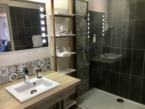 Superior Single Room | Bathroom | Hair dryer, towels
