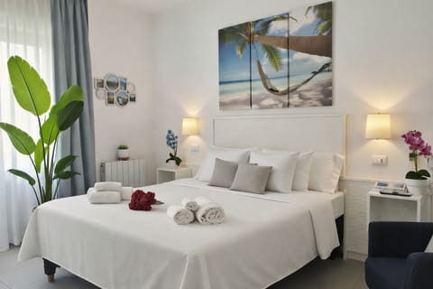 Basic Double Room, 1 Double or 2 Twin Beds, Non Smoking | Down comforters, in-room safe, desk, free WiFi