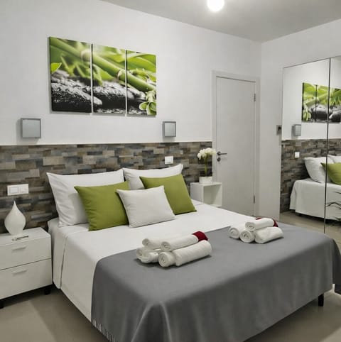 Basic Triple Room, 1 Bedroom | Down comforters, in-room safe, desk, free WiFi