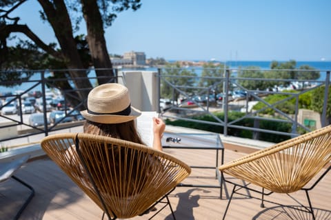 Chambre Double, vue mer, Terrasse | In-room safe, desk, soundproofing, iron/ironing board