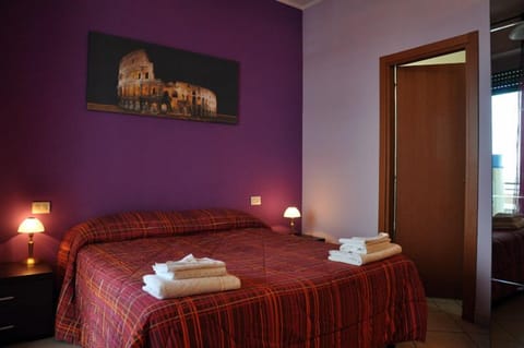 Quadruple Room | Desk, soundproofing, iron/ironing board, free WiFi