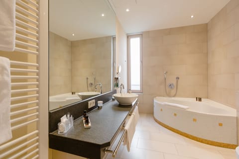 Deluxe Suite, Park View | Bathroom | Shower, designer toiletries, hair dryer, bathrobes