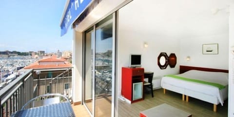 Premium bedding, in-room safe, soundproofing, free WiFi