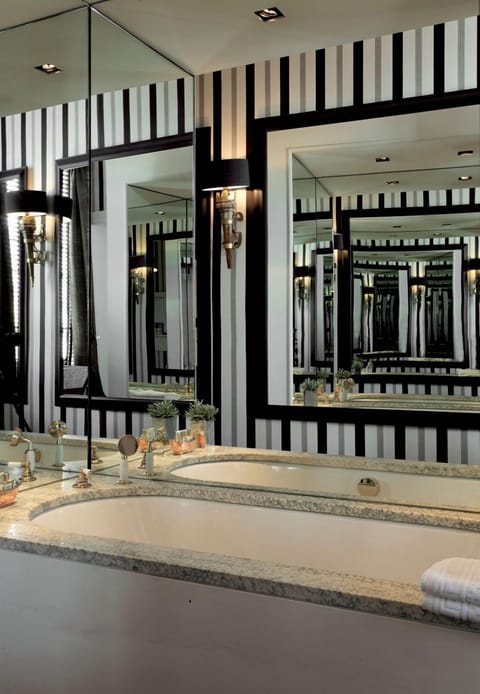 Junior Suite | Bathroom | Shower, rainfall showerhead, designer toiletries, hair dryer