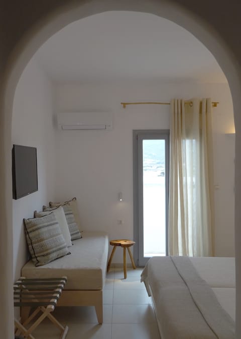 Standard Triple Room, Sea View | In-room safe, individually decorated, individually furnished, desk