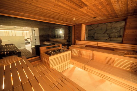 Sauna, steam room