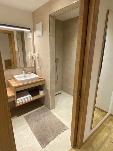 Family Suite, Garden View | Bathroom | Soap, shampoo, toilet paper
