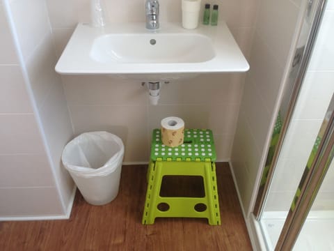 Family Room | Bathroom | Shower, free toiletries, hair dryer, bidet