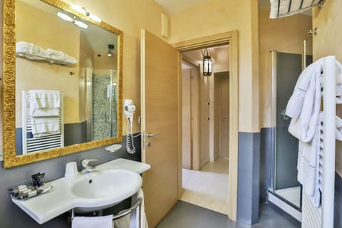 Shower, rainfall showerhead, free toiletries, hair dryer