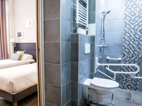 Triple room - Ground floor | Bathroom | Shower, hair dryer, towels