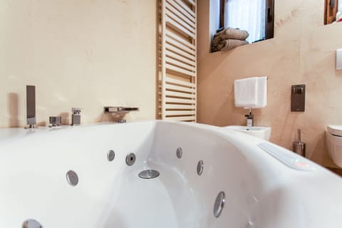 Suite | Minibar, in-room safe, desk, free WiFi