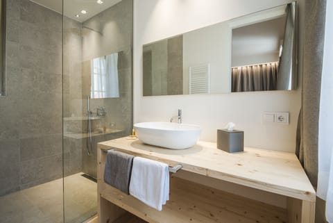 Standard Double Room, 1 Bedroom, Mountain View, Mountainside | Bathroom | Shower, hair dryer, bidet, towels