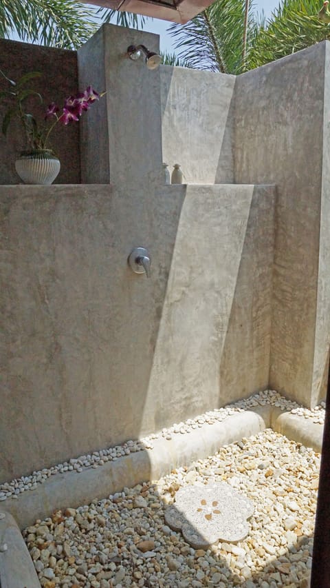 Suite | Bathroom | Eco-friendly toiletries, hair dryer, bidet, towels