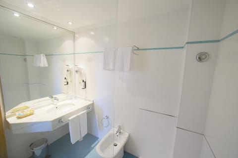 Combined shower/tub, free toiletries, hair dryer, towels