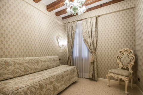 Suite | Down comforters, in-room safe, soundproofing, free WiFi