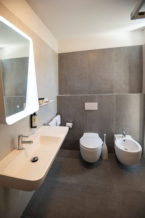 Family Room | Bathroom | Shower, hair dryer, slippers, bidet