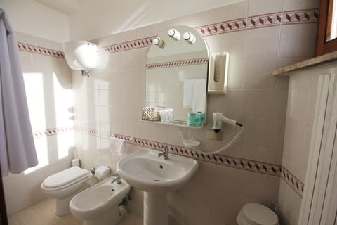 Triple Room | Bathroom | Free toiletries, hair dryer, bidet, towels