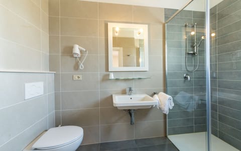 Shower, rainfall showerhead, free toiletries, hair dryer