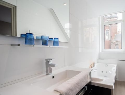 Triple Room | Bathroom | Rainfall showerhead, free toiletries, hair dryer, bathrobes