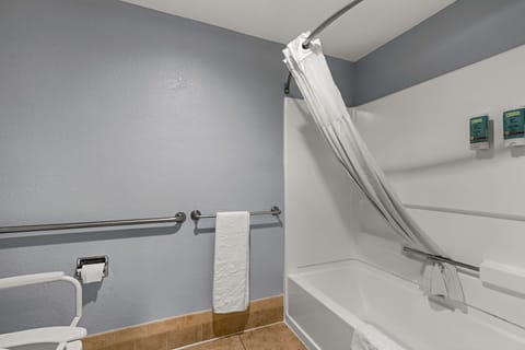 Combined shower/tub, free toiletries, hair dryer, towels