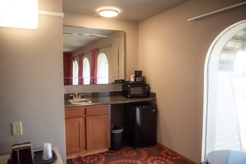 Pillowtop beds, individually decorated, desk, iron/ironing board