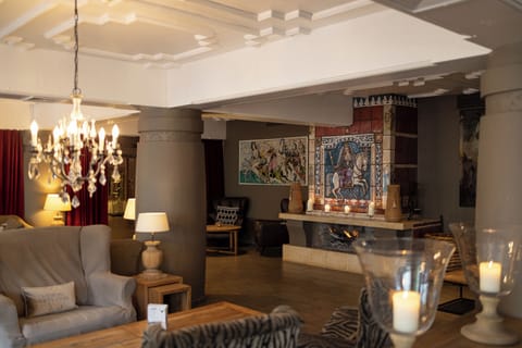 Breakfast, dinner served; Regional cuisine, alfresco dining 