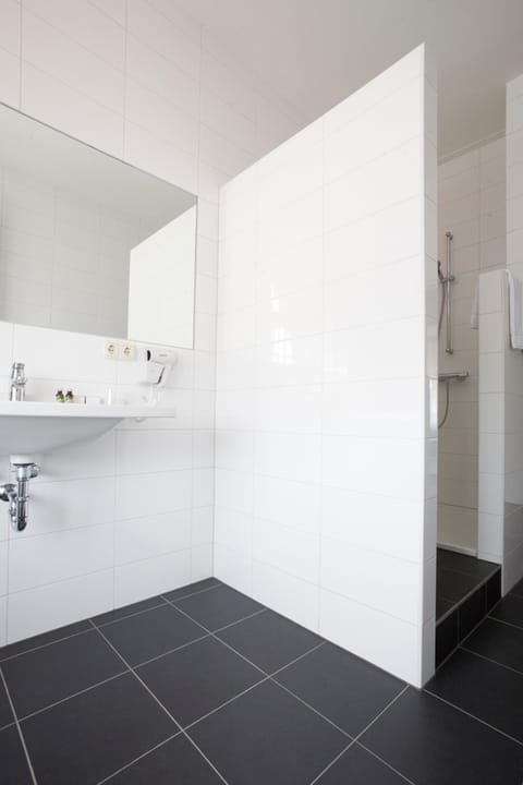 Family Room | Bathroom | Shower, free toiletries, hair dryer, towels