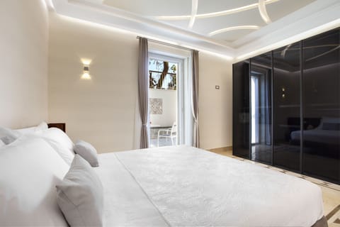 Classic Suite | Egyptian cotton sheets, premium bedding, down comforters, minibar