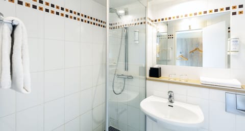 Standard Room, 1 Queen Bed, Non Smoking | Bathroom | Shower, rainfall showerhead, free toiletries, hair dryer