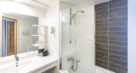 Superior Room, 1 Queen Bed, Non Smoking | Bathroom | Shower, rainfall showerhead, free toiletries, hair dryer