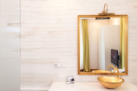 Design Double Room | Bathroom | Free toiletries, hair dryer, towels