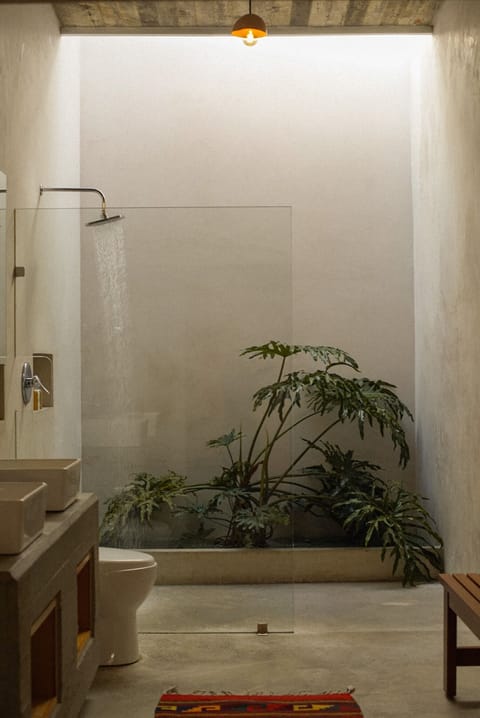 Suite Sin Ti Nunca | Bathroom | Shower, free toiletries, hair dryer, bathrobes