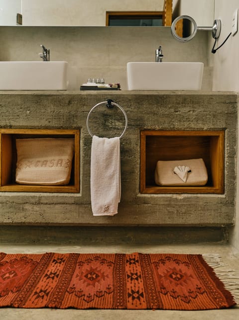 Suite Aromas | Bathroom | Shower, free toiletries, hair dryer, bathrobes