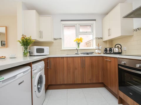 Cottage | Private kitchen | Fridge, microwave, dishwasher, electric kettle