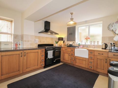 Cottage | Private kitchen | Fridge, microwave, stovetop, dishwasher