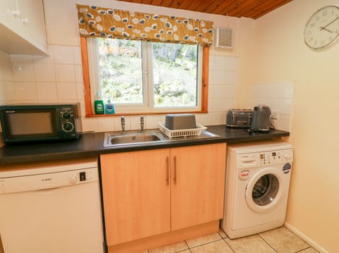Cottage | Private kitchen | Stovetop, dishwasher, highchair, cookware/dishes/utensils