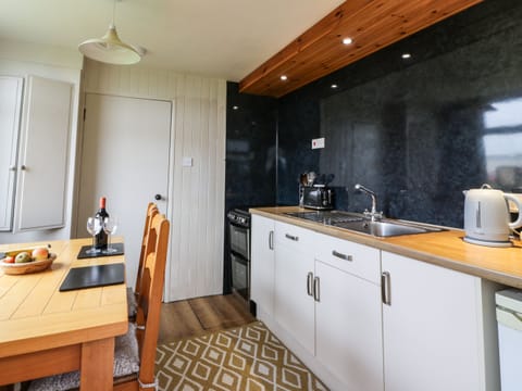 Cottage | Private kitchen | Fridge, stovetop, highchair, cookware/dishes/utensils