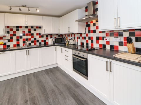 Cottage | Private kitchen | Fridge, dishwasher, highchair, cookware/dishes/utensils