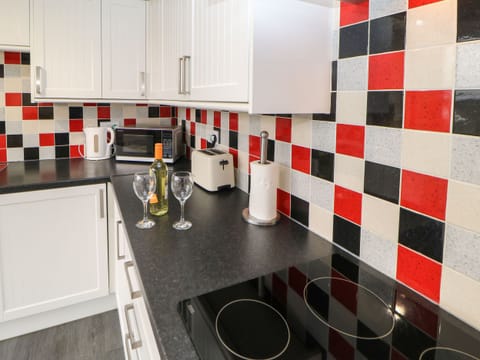 Cottage | Private kitchen | Fridge, dishwasher, highchair, cookware/dishes/utensils