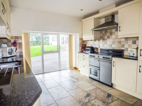 Cottage | Private kitchen | Stovetop, dishwasher, highchair, cookware/dishes/utensils