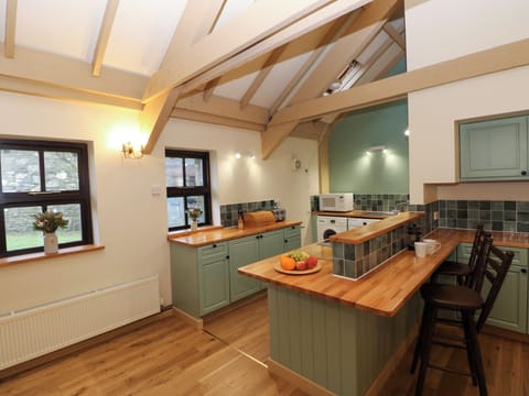 Cottage | Private kitchen | Fridge, microwave, stovetop, dishwasher