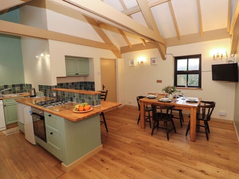 Cottage | Private kitchen | Fridge, microwave, stovetop, dishwasher