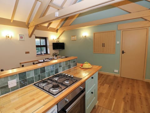 Cottage | Private kitchen | Fridge, microwave, stovetop, dishwasher