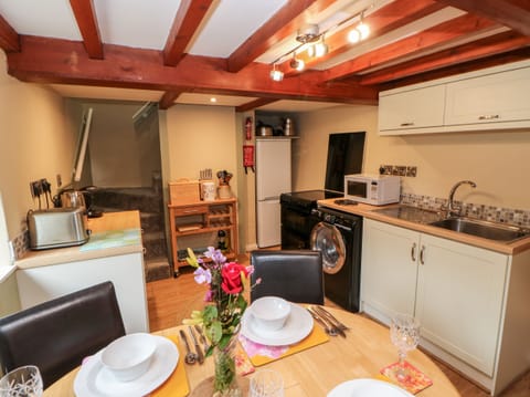 Cottage | Private kitchen | Stovetop, highchair, cookware/dishes/utensils